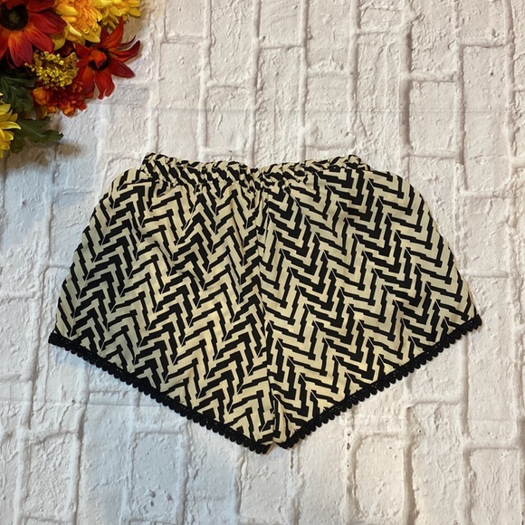 Love Culture Black Chevron Shorts - Picture 11 of 11